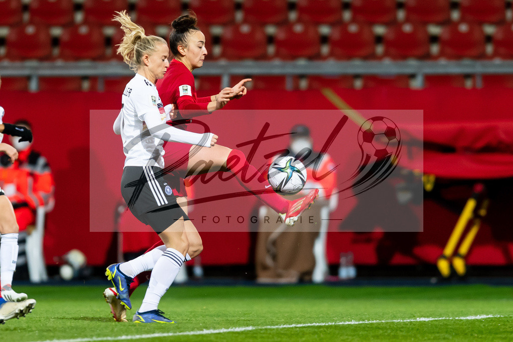 GERTUR20211126_027 | Fussball, Frauen: Lea Schueller (Germany) und Dilan Yesim Taskin (Turkey) im Zweikampf bei dem Spiel der WM-Qualifikation zwischen Deutschland und Tuerkei im Eintracht-Stadion am 26.11.2021 in Braunschweig, Deutschland. - Realisiert mit Pictrs.com