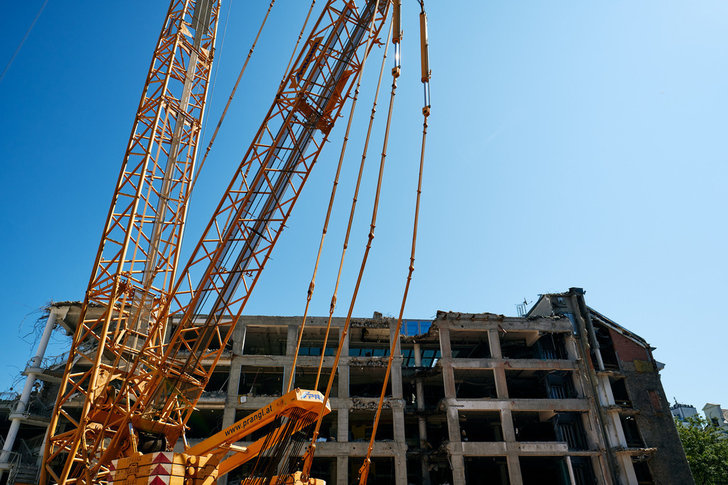 Signa Bauprojekt (Warenhaus-Konzept) in der Mariahilfer Straße | Wien, Austria - August 10, 2021: Details vom Signa Bauprojekt (Warenhaus-Konzept) in der Mariahilfer Straße 10–18. - Realisiert mit Pictrs.com