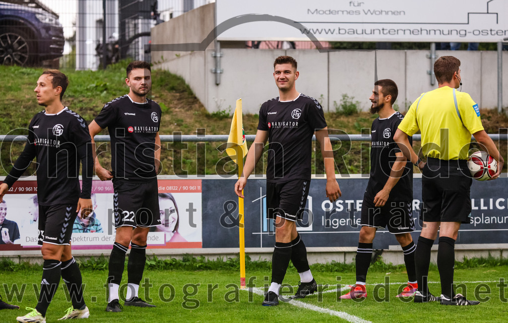 2023-08-09_001_FC_Schwaig_gegen_TuS_Geretsried | Deutschland, 09.08.2023:
Fußball, Landesliga Südost 2023 / 2024, 5. Spieltag, FC Schwaig gegen TuS Geretsried, Endergebnis: 4:1

Daniel Fichtlscherer (FC Schwaig, #22), Raffael Ascher (FC Schwaig, #9), Mirza Idrizovic (FC Schwaig, #12), Schiedsrichter Alexander Stadler

Foto: Christian Riedel / fotografie-riedel.net