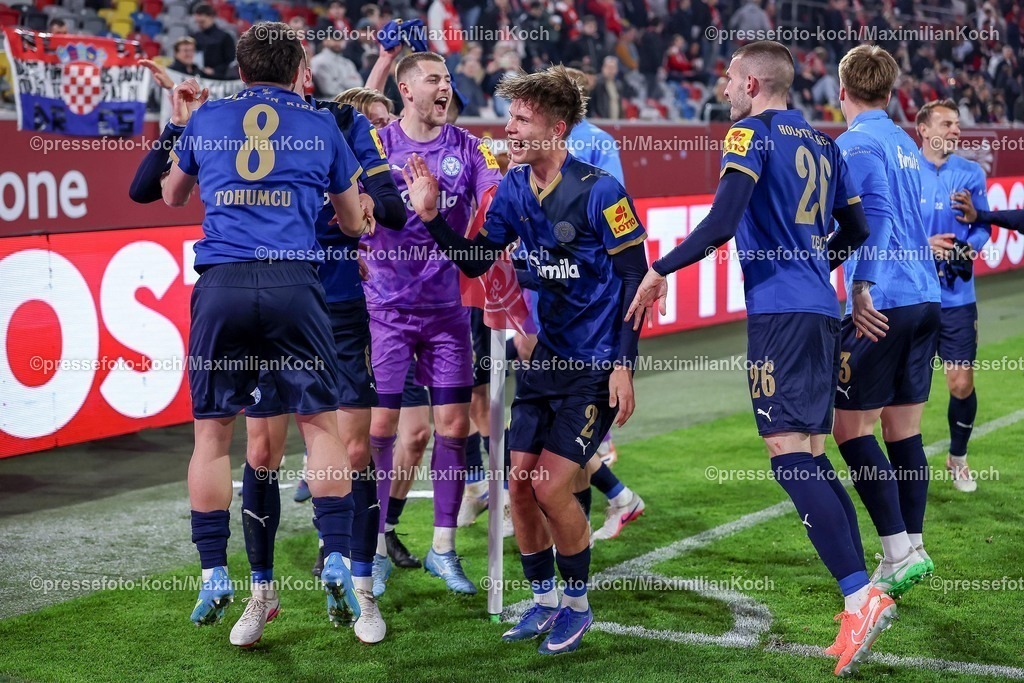 F9510042601137 | 10.04.2026, Fußball, Fortuna Düsseldorf - Holstein Kiel, 2. Fußball Bundesliga, Herren, Merkur Spiel-Arena, 29. Spieltag, Saison 2025 2026: Abschlussjubel nach dem 2:1 Sieg für Holstein Kiel Umut Tohumcu&nbsp; (Holstein Kiel #08) Frederik Roslyng&nbsp; (Holstein Kiel #02) David Zec&nbsp; (Holstein Kiel #26)  DFB regulations prohibit any use of photographs as image sequences and or quasi-video.