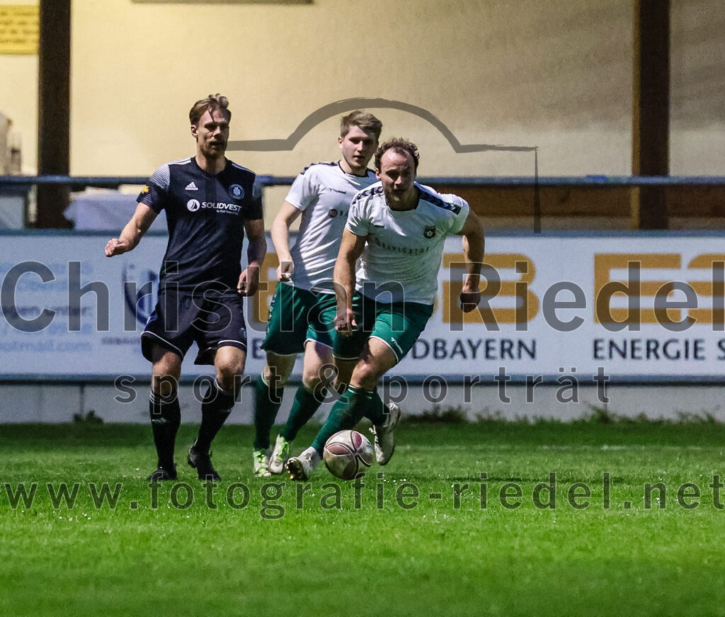 2024-04-05_083_FC_Schwaig_gegen_SV_Pullach | Oberding, Deutschland, 05.04.2024:
Fußball, Landesliga Südost 2023 / 2024, 28. Spieltag, FC Schwaig gegen SV Pullach, Endergebnis: 2:0

Maximilian Stapf (SV Pullach, #23), Tobias Jell (FC Schwaig, #2), Markus Straßer (FC Schwaig, #11)

Foto: Christian Riedel / fotografie-riedel.net