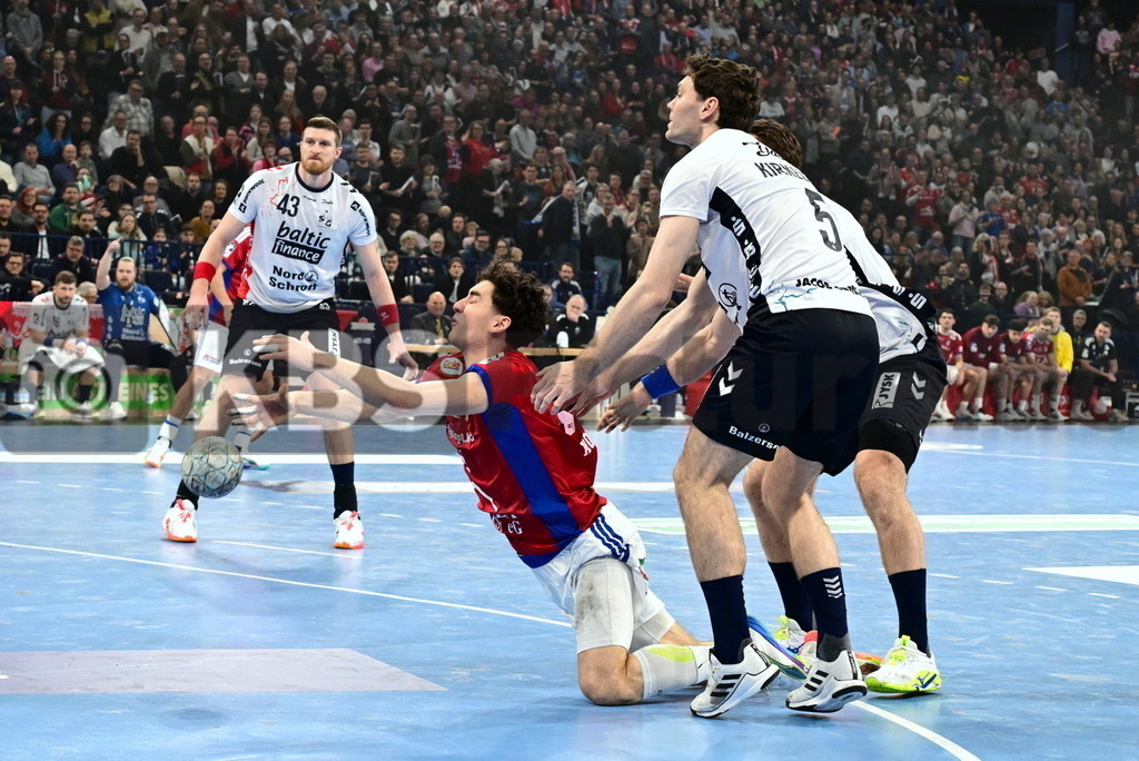 KBS Picture_HSVH-SGFl-Handewitt_009 | v.l. Kofler Elias (HSV Hamburg) , Kirkeloekke Niclas (SG Fl.-Handewitt) ,Sportarena :  Barclays Arena Hamburg, - Realisiert mit Pictrs.com