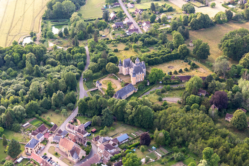Vue aérienne: Château de Semur-en-Vallon à Semur-en-Vallon dans le département Sarthe, France. Photo: IMG_132393.jpg prise le 14/06/2022 par Werner Riehm/FLY-FOTO.euRésolution de l'original: 5360 x 3573 pxPays du Perche Sarthois
