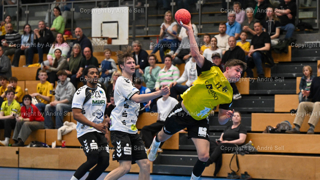 TSV Altenholz vs EHV Aue | Rasmus Ankermann (TSVA #11 trifft hier zum 16-17) vs Dieudonné Mubenzem (Aue #23) &amp; Justin Döbler (Aue #34) / Handball 3. Liga Nord-Ost Männer 2025/2026 / TSV Altenholz vs EHV Aue / Edgar-Meschkat-Halle / Altenholz / 18.04.26 - Realisiert mit Pictrs.com