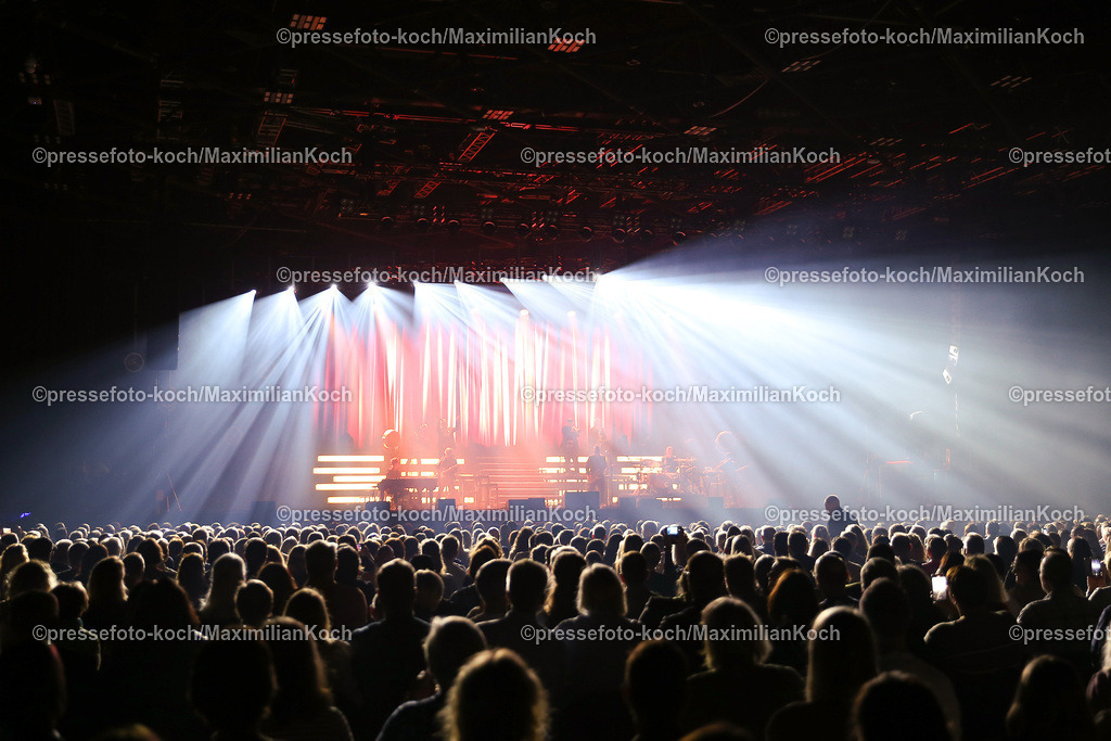 Due24052401077 | 24.05.2024, Düsseldorf, Mitsubishi Electric HALLE, Sänger Sasha (Sascha Röntgen-Schmitz) performt bei seinem Konzert - This Is My Time, Die Show - Symbolbild Feature Zuschauer Besucher Fans bei einem Konzertbesuch vor der Bühne