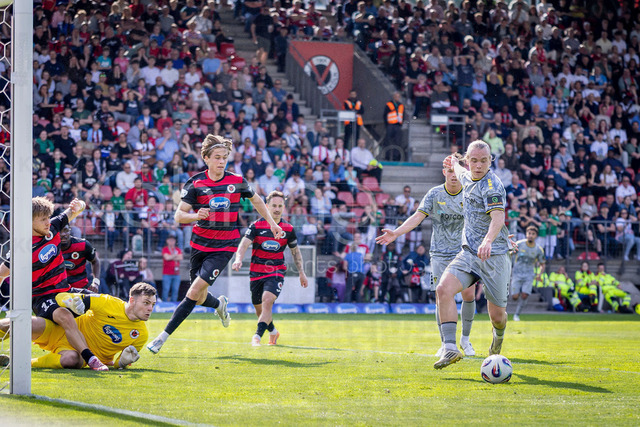German 3rd Division, Viktoria Koeln vs. Alemannia Aachen, 10.05.2026 | KOELN, GERMANY - MAY 10, 2026: Lars Gindorf (Alemannia Aachen, 23) celebrates scoring his team's second goal with teammates during the 3rd division match on gameday 37 between Viktoria Koeln vs. Alemannia Aachen at the Sportpark Hoehenberg on May 10, 2026 in Koeln, Germany. DFL REGULATIONS PROHIBIT ANY USE OF PHOTOGRAPHS AS IMAGE SEQUENCES AND/OR QUASI-VIDEO.