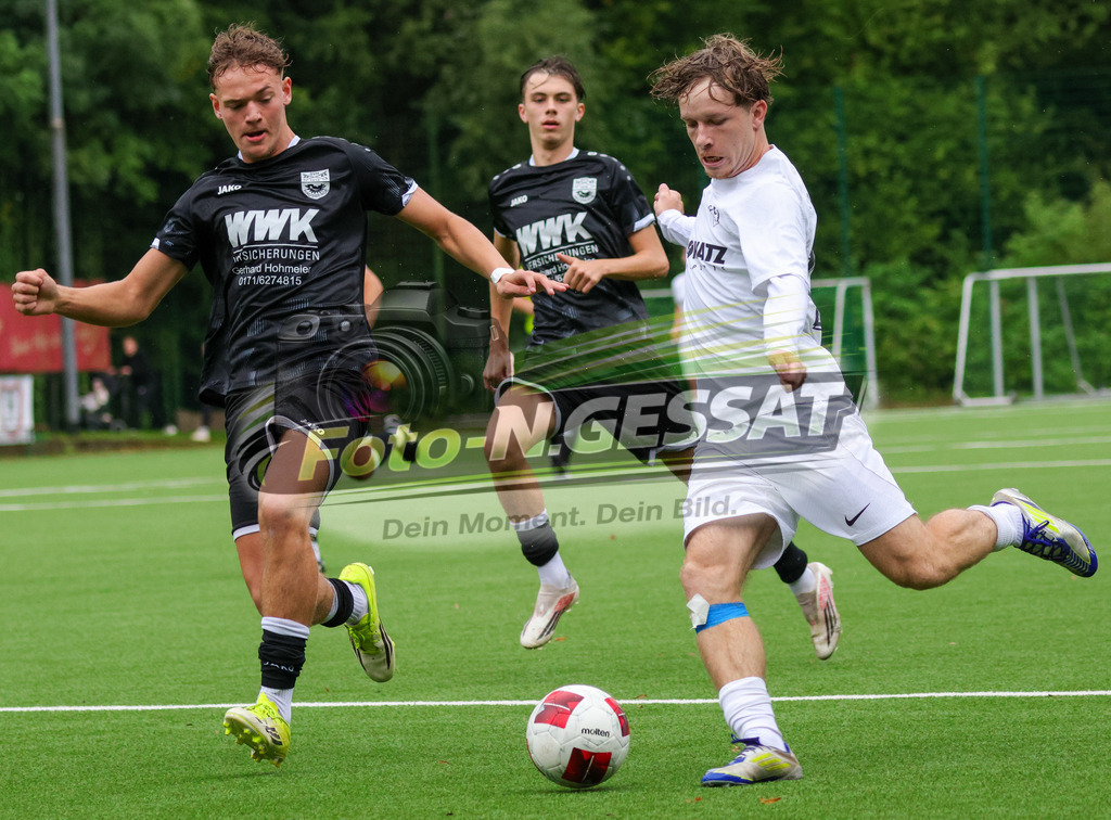 BV Stift Quernheim - SV Hausberge | Auf dem Bild zu sehen: weiß BV Stift Quernheim: Joshua Rogalsky ; schwarz SV Hausberge v.l.: David Maximilian Peters, Jason Niklas Gräfe BV Stift Quernheim, SV Hausberge, Saison 26/27, Bezirksliga, Stift Quernheim, Deutschland - Realisiert mit Pictrs.com