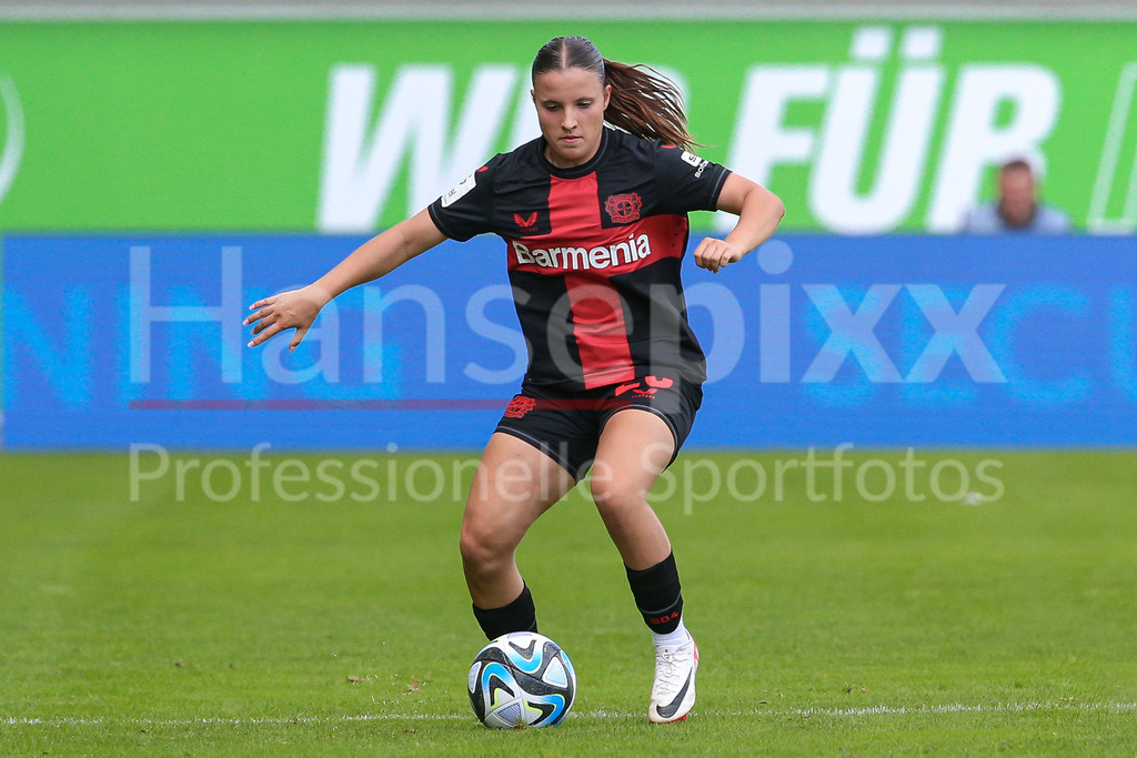 Fussball, Google Pixel Frauen-Bundesliga, VfL Wolfsburg - Bayer 04 Leverkusen | v.li.: Estrella Merino Gonzalez (Bayer 04 Leverkusen, 20) Freisteller, Einzelbild, Ganzkörper, Aktion, Action, Spielszene, DIE DFB-RICHTLINIEN UNTERSAGEN JEGLICHE NUTZUNG VON FOTOS ALS SEQUENZBILDER UND/ODER VIDEOÄHNLICHE FOTOSTRECKEN. DFB REGULATIONS PROHIBIT ANY USE OF PHOTOGRAPHS AS IMAGE SEQUENCES AND/OR QUASI-VIDEO.