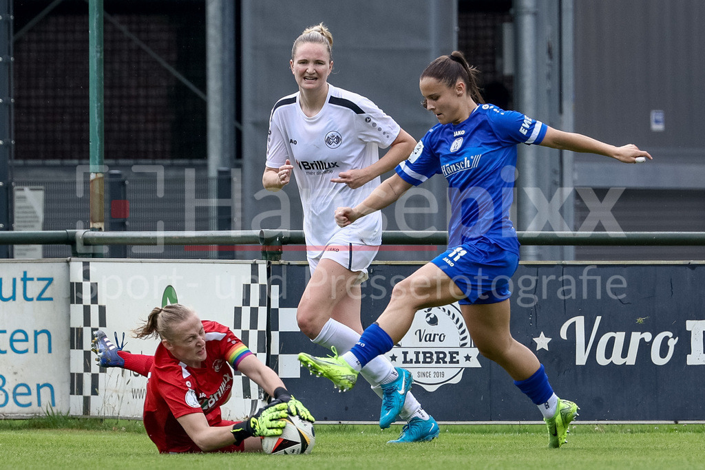 Fussball, Testspiel Frauen, SV Meppen - DJK Wacker Mecklenbeck | v.li.: Lena Kloock (Torhüterin, Torwart, DJK Wacker Mecklenbeck, 33) und Sarah Preuß (Preuss, SV Meppen, 11) im Zweikampf, Duell, Dynamik, Aktion, Action, Spielszene
