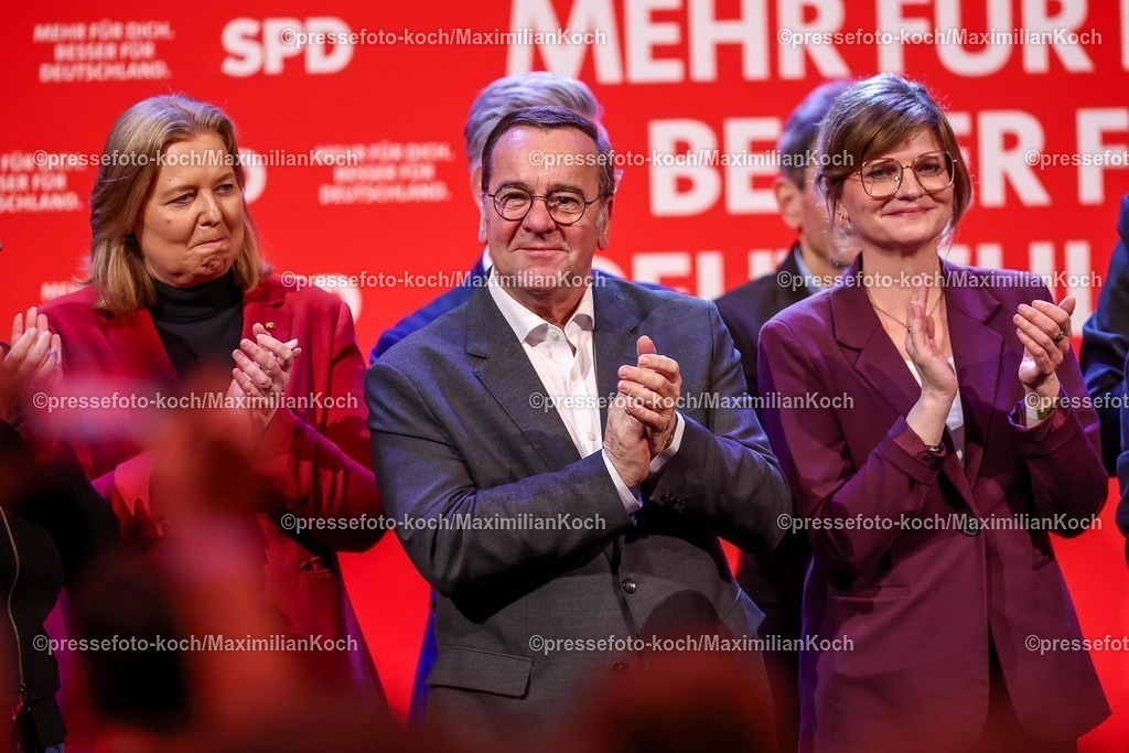SPD21022502340 | 21.02.2025, Wahlkampfveranstaltung SPD,  Abschlusskundgebung der Sozialdemokratische Partei Deutschlands vor den Bundestagswahlen, Westfalenhalle Dortmund. Im Bild: Bärbel Bas (Präsident des Deutschen Bundestages), Verteidigungsminister Boris Pistorius (Bundesverteidigungsminister) und Sarah Philipp (SPD)