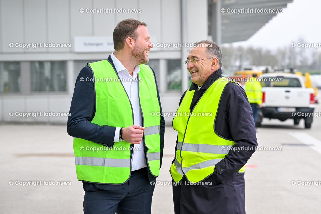 Linz Airport - Comeback Ryanair_ 08.11.2024-4 | 08.11.2024, Linz Hoersching, AUT, Linz Airport - Comeback Ryanair, im Bild Andreas Gruber (Ryanair-Sprecher und Geschaeftsfuehrer Laudamotion GmbH), Norbert Draskovits Geschaeftsfuehrer Flughafen Linz GesmbH)