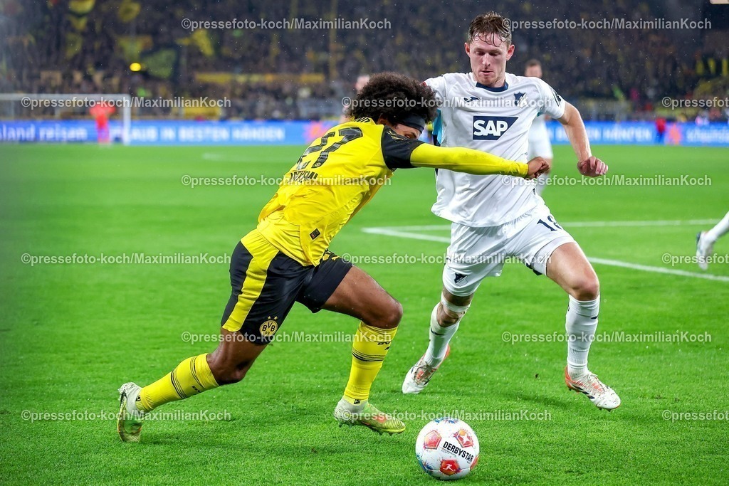 BVB07122501016 | 07.12.2025, Fußball, Borussia Dortmund - TSG 1899 Hoffenheimt, 1. Fußball Bundesliga, 13. Spieltag, Signal Iduna Park, Saison 2025 2026: Karim Adeyemi&nbsp;(BVB #27) im Zweikampf gegen  Wouter Burger&nbsp;(TSG Hoffenheim #18)  DFB regulations prohibit any use of photographs as image sequences and or quasi-video.