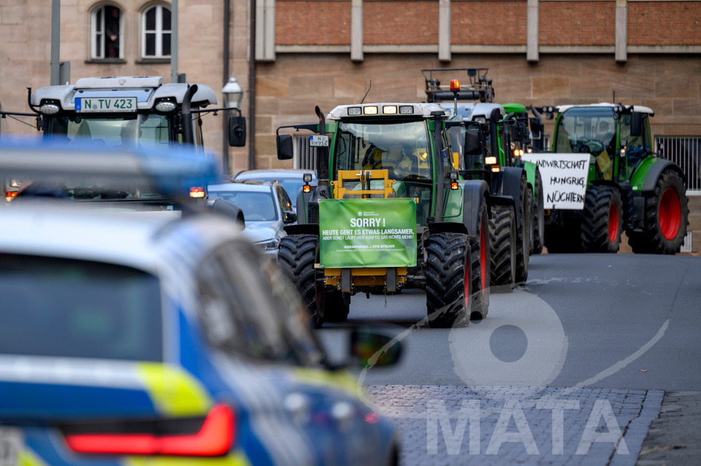 _DWA4207 | Bauerndemo gegen Agrarpolitik der Bundesregierung  auf dem Straße Obstmarkt und Hauptmarkt . Nürnberg, 08.01.2024 - Realisiert mit Pictrs.com