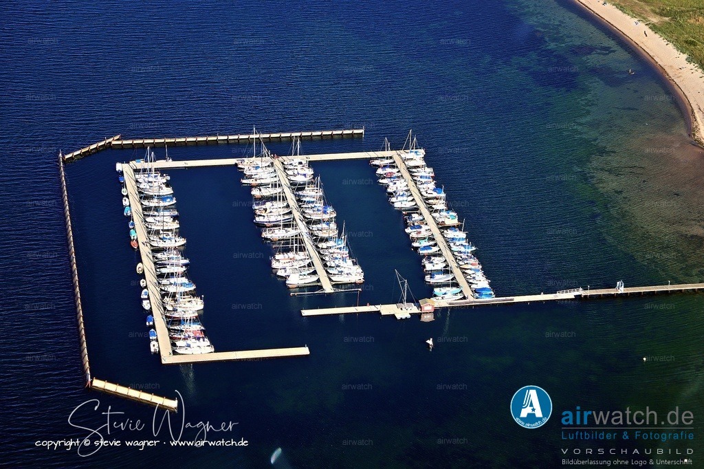 Luftbild Yachthafen Bockholmwik - Der Förde-Yacht-Club Bockholmwik e.V. ist ein kleiner, idyllischer Yachthafen  | Der Förde-Yacht-Club Bockholmwik e.V. ist ein kleiner, idyllischer Yachthafen an der Flensburger Außenförde in Munkbrarup, Schleswig-Holstein. Der Hafen liegt verkehrsgünstig zwischen Holnis und Langballig, bietet 132 Liegeplätze bei maximaler Wassertiefe von 2,5 m und ist über eine ca. 100 m lange Brücke mit dem Festland verbunden. Er eignet sich besonders für Segel- und Motorboote bis 12 m Länge und ist ein ruhiger Zwischenstopp mit direktem Zugang zur unberührten Natur der Ostseeküste.