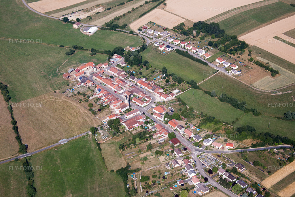 Vue aérienne: Vue de la ville à Buissoncourt dans le département Meurthe et Moselle, France – .Photo: IMG_083194.jpg prise le 11/07/2015 par Werner Riehm/FLY-FOTO.eu – Résolution de l'original: 5472 x 3648 px