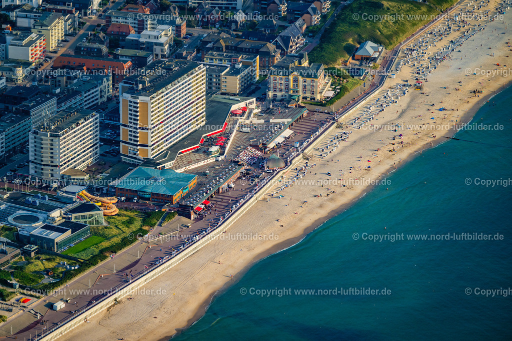 Sylt_Westerland_Strand_Promenade_Sonnenuntergang_ELS_7269130825 | SYLT 13.08.2025 Hochhaus- Gebäude der Hotelanlage und des Congress Centrum am Sandstrand an der Friedrichstraße in Sylt Nordsee - Insel im Bundesland Schleswig-Holstein, Deutschland. Weiterführende Informationen bei: Hotel Roth, Hayo Feikes & Co.,  Insel Sylt Tourismus-Service GmbH. // High-rise building of the hotel complex and the Congress Center on the sandy beach at Friedrichstrasse in Sylt, North Sea island in the federal state of Schleswig-Holstein, Germany. Further information at: Hotel Roth, Hayo Feikes & Co.,  Insel Sylt Tourismus-Service GmbH. Foto: Martin Elsen