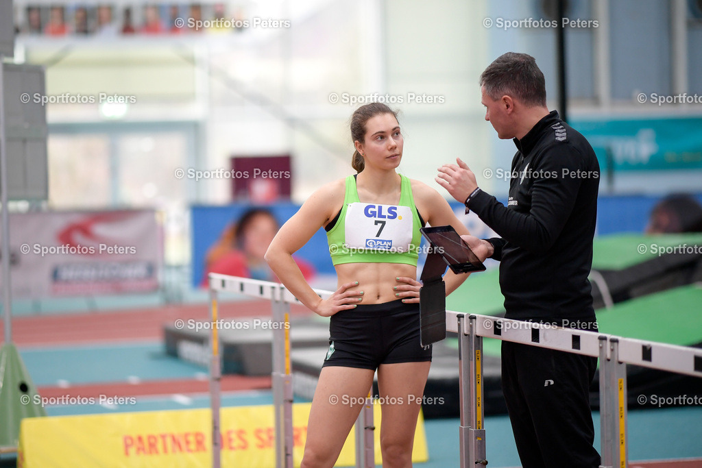 _KP12121_1 | 09.02.2025, xkaix, Leichtathletik 20. Deutsche Meisterschaften, Mehrkampf Halle v.l. Wiebke Oelgardt (SV Werder Bremen) mit Trainer - Realisiert mit Pictrs.com