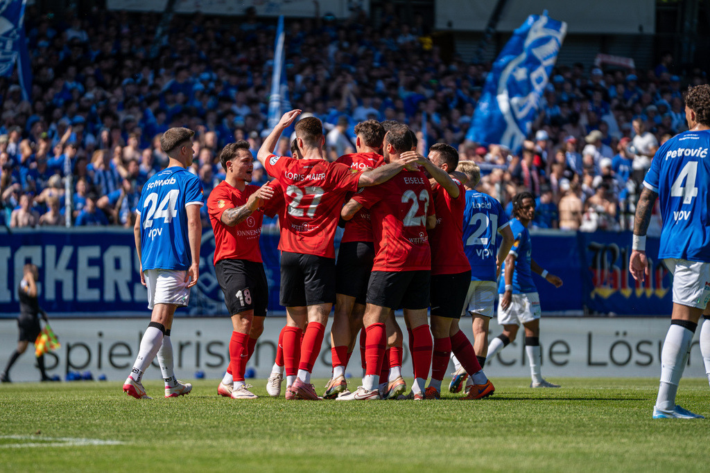 Stuttgarter Kickers vs. SG Sonnenhof Großaspach, Fussball, WFV-Pokal, Finale, 23.05.2026 | Kollektiver Torjubel nach 0:1 durch Michael Kleinschrodt (SG Sonnenhof Großaspach, #11),Stuttgarter Kickers vs. SG Sonnenhof Großaspach, Fussball, WFV-Pokal, Finale, 23.05.2026
