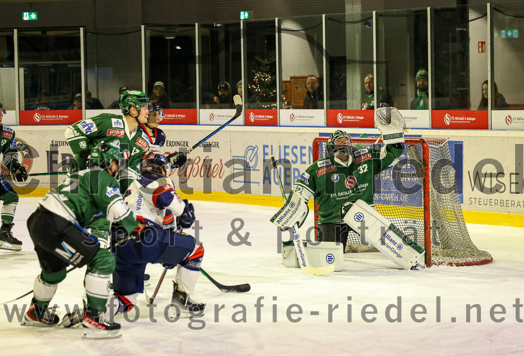 2024-01-05_066_TSV_Erding_gegen_VfE_Ulm-Neu-Ulm | Erding, Deutschland, 05.01.2024:
Eishockey, Bayernliga Vorrunde 2023 / 2024, 22. Spieltag, TSV Erding gegen VfE Ulm/Neu-Ulm, Endergebnis: 7:6

Torwart Dimitri Pätzold (Erding Gladiators, #32)

Foto: Christian Riedel / fotografie-riedel.net