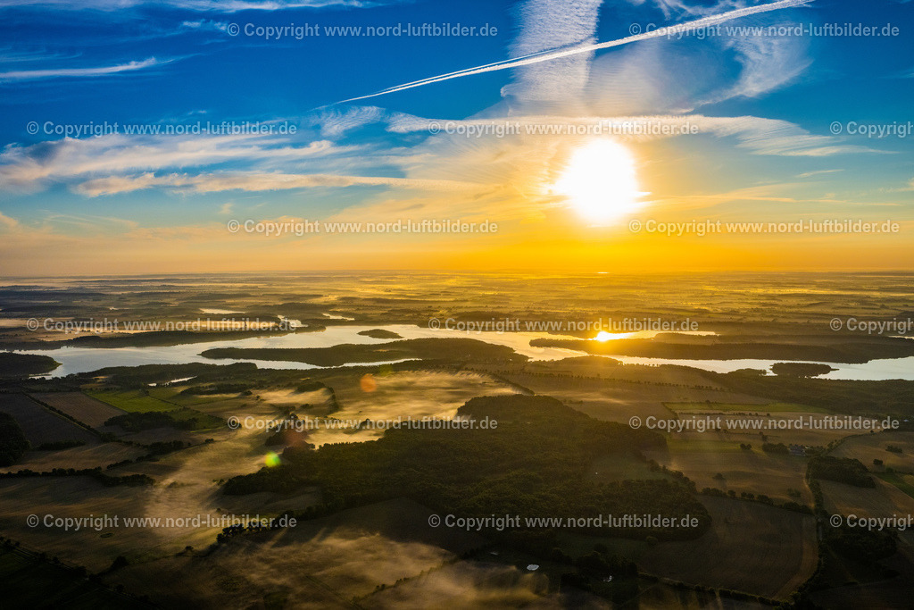 Zarrentin_Schaalsee_im_Sonnenaufgang_ELS_6467100822 | ZARRENTIN AM SCHAALSEE 10.08.2022 Uferbereiche am Seegebiet des "Schaalsee" in Zarrentin am Schaalsee im Bundesland Mecklenburg-Vorpommern, Deutschland. // Riparian areas on the lake area of "Schaalsee" in Zarrentin am Schaalsee in the state Mecklenburg - Western Pomerania, Germany. Foto: Martin Elsen