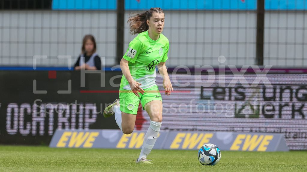 Fussball, 2. Frauen-Bundesliga, SV Meppen - VfL Wolfsburg II | v.li.: Franziska Libske (VfL Wolfsburg II, 15) am Ball, Freisteller, Einzelbild, Ganzkörper, Aktion, Action, Spielszene, DIE DFB-RICHTLINIEN UNTERSAGEN JEGLICHE NUTZUNG VON FOTOS ALS SEQUENZBILDER UND/ODER VIDEOÄHNLICHE FOTOSTRECKEN. DFB REGULATIONS PROHIBIT ANY USE OF PHOTOGRAPHS AS IMAGE SEQUENCES AND/OR QUASI-VIDEO.