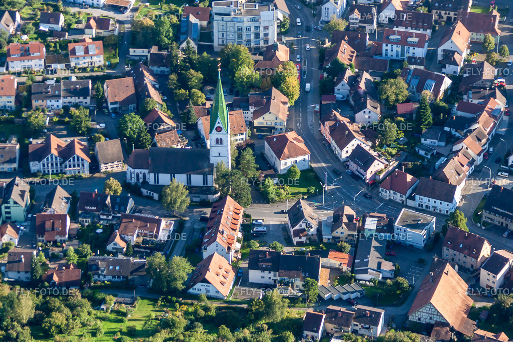 Kirchengebäude von St.Martin im Dorfkern im Ortsteil Fürstenberg | Luftbild: Kirchengebäude von St.Martin im Dorfkern im Ortsteil Fürstenberg im Ortsteil Wollmatingen in Konstanz im Bundesland Baden-Württemberg in Deutschland. Foto: IMG_71644.jpg vom 30.08.2014 durch Werner Riehm/FLY-FOTO.de - Realisiert mit Pictrs.com