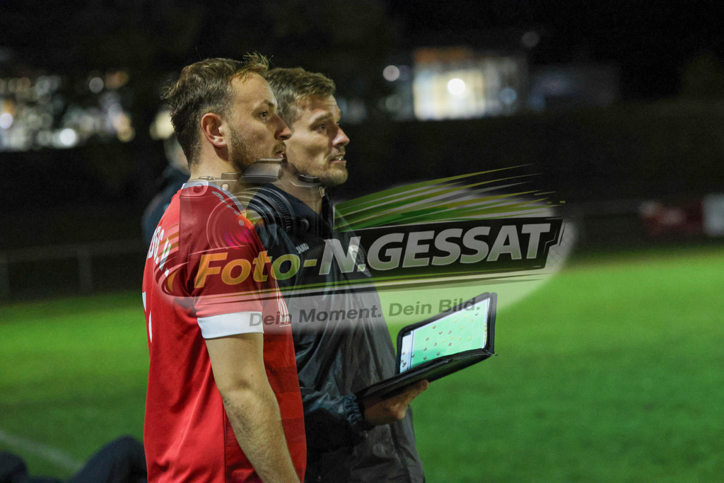 Bünder SV - VfL Mennighüffen | Auf dem Bild zu sehen: Bünder SV v.l.: Nicklas Kröger, Timo Westerbeck (Trainer)Bünder SV, VfL Mennighüffen, Saison 26/27, Kreispokal, Viertelfinale, Bünde, Deutschland - Realisiert mit Pictrs.com