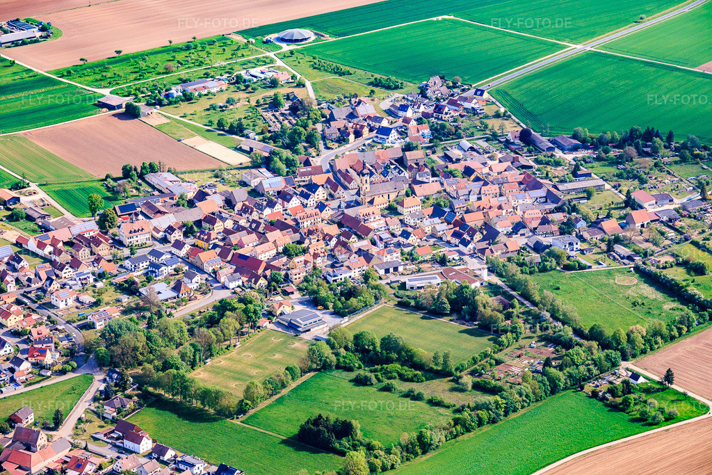 Luftbild: Ortsansicht aus Südwesten im Ortsteil Ettleben in Werneck im Bundesland Bayern in Deutschland.Foto: IMG_155667.jpg vom 03.05.2026 durch Werner Riehm/FLY-FOTO.deAuflösung des Originals: 5752 x 3835 px