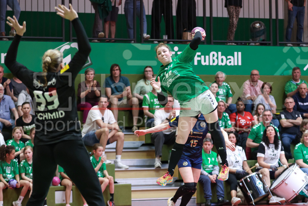 Handball, 2. Bundesliga Frauen, SV Werder Bremen - 1. FSV Mainz 05 | v.li.: Elaine Rode (SV Werder Bremen, 77) beim Wurf, am Ball, Spielszene, Aktion, Action