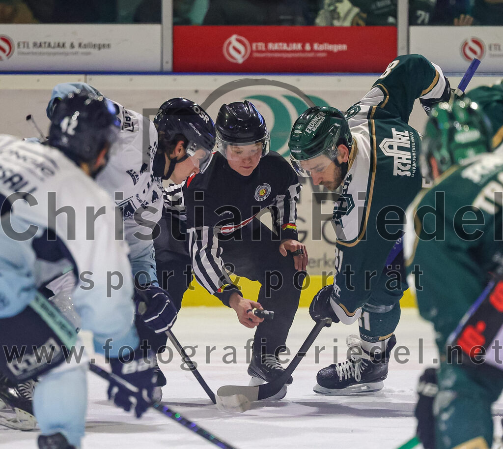 2026-01-06_052_TSV_Erding_gegen_EV_Lindau_Islanders | Erding, Deutschland, 06.01.2026:Eishockey, Oberliga Süd 2025 / 2026, 35. Spieltag, TSV Erding gegen EV Lindau Islanders, Endergebnis: 2:5Noah Kane (EV Lindau Islanders, #92), Maximilian Forster (Erding Gladiators, #81)Foto: Christian Riedel / fotografie-riedel.net