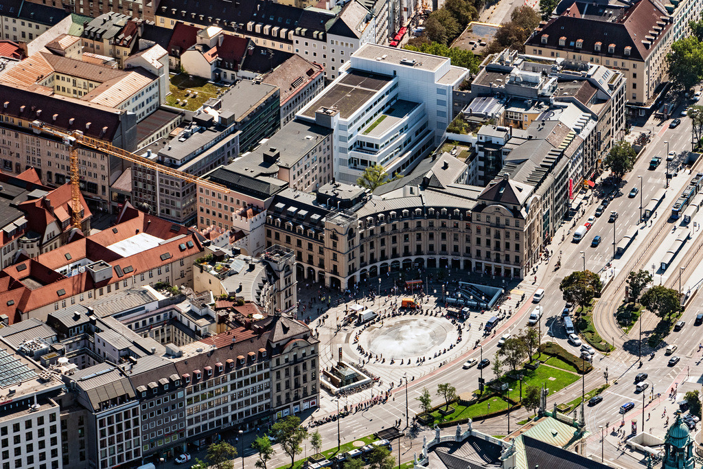 dr__0010027.jpg | MüNCHEN 18.09.2018 Springbrunnen und die Wasserspiele auf dem Münchener Stachus am Karlsplatz. // The fountains and water games at the Munich Karlsplatz. Foto: Daniel Reiter