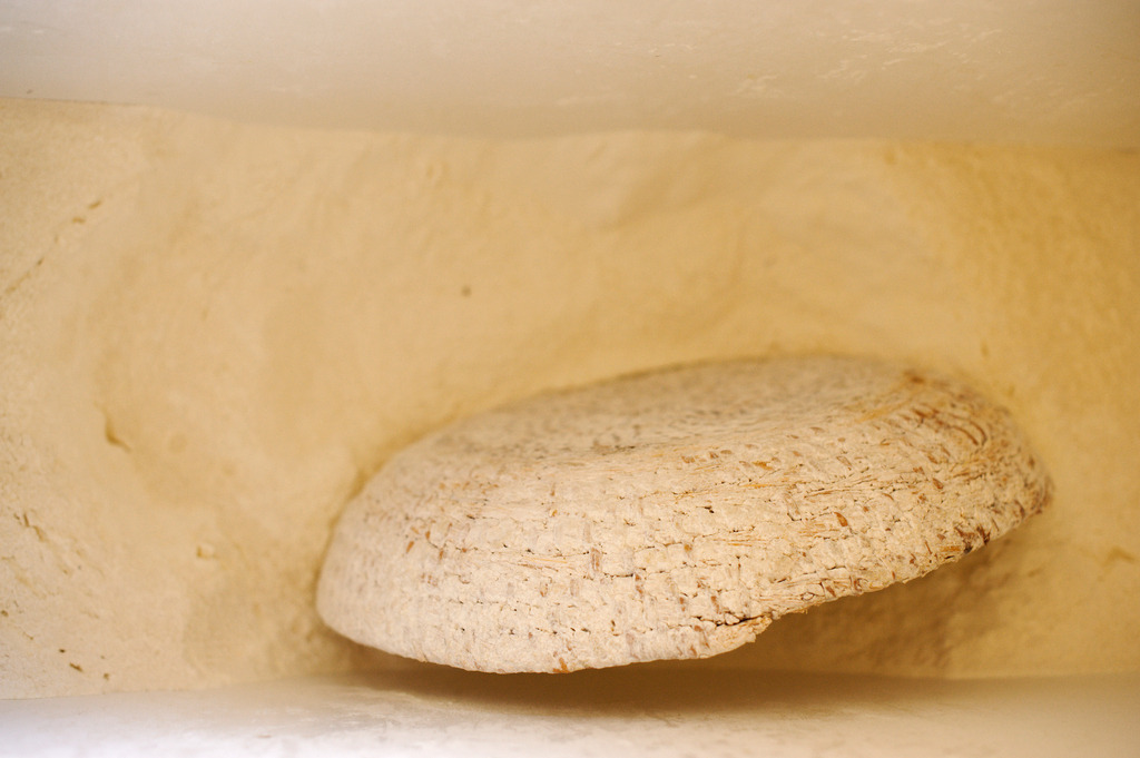 Brotkorb und Mehl | Großklein, Austria - August 25, 2012: Gärkorb liegt im Mehlkasten. - Realisiert mit Pictrs.com