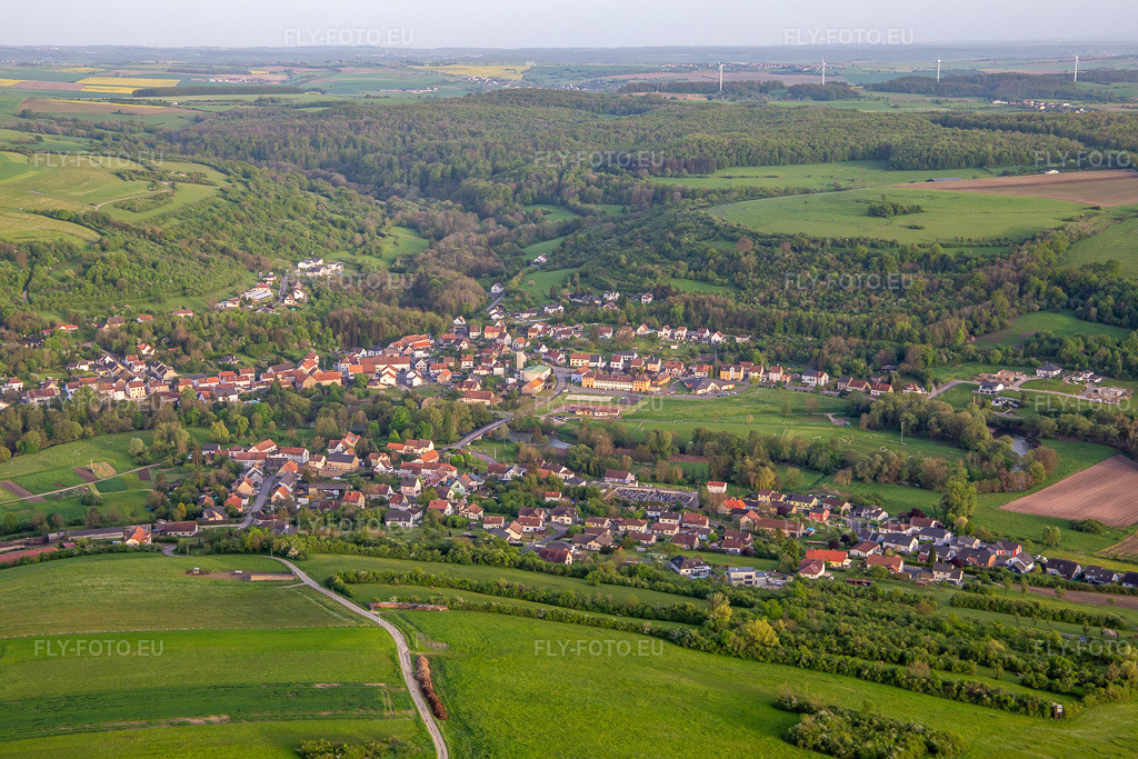 Vue aérienne: Vue de la ville depuis le nord à Bliesbruck dans le département Moselle, France. Photo: IMG_140474.jpg prise le 30/04/2024 par Werner Riehm/FLY-FOTO.eu – Résolution de l'original: 5472 x 3648 px