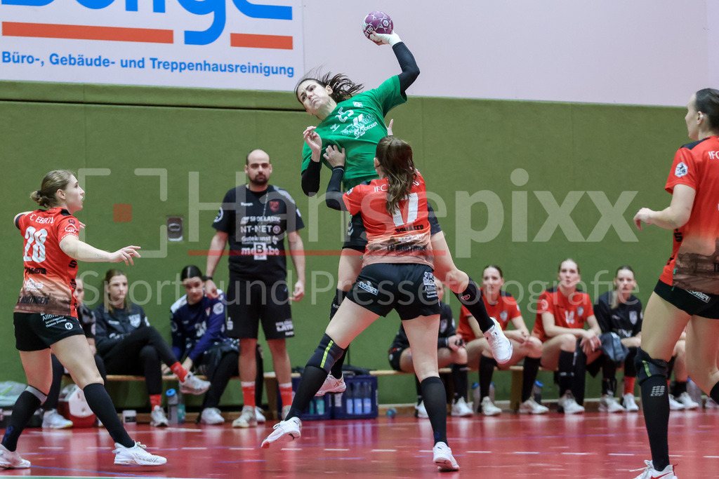 Handball, 2. Bundesliga Frauen, SV Werder Bremen - TG Nürtingen | v.li.: Anna Lena Bergmann (SV Werder Bremen, 25) am Ball, Spielszene, Aktion, Action, Michelle Schäfer (TG Nürtingen, 17)