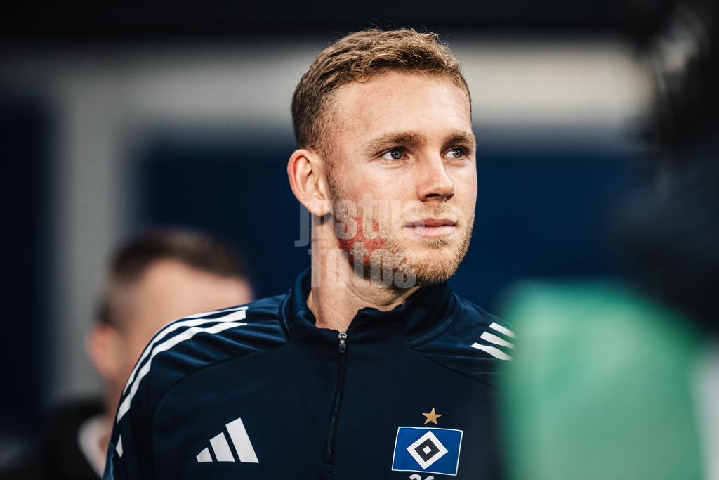 Fußball | Männer | Saison 2025/2026 | 1. Fußball-Bundesliga | 10. Spieltag | Hamburger SV vs. Borussia Dortmund | 08.11.2025 | Daniel Peretz (#26, HSV) beim Einlauf in das Stadion