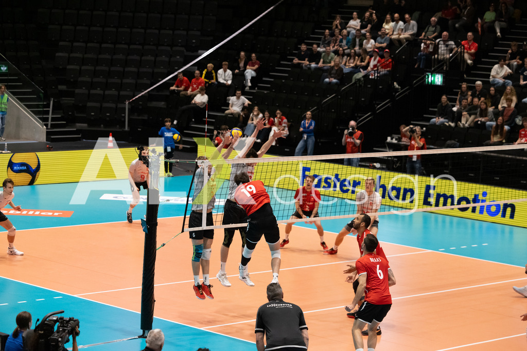 Luxembourg v Switzerland - CEV European League Men | KRIENS, SWITZERLAND - JUNE 12: CHRISTIAN GALOPPO of Luxembourg attack against ETIENNE SCHALCH of Switzerland and JOEL HAUCK of Switzerland double block during the CEV European League match between Luxembourg and Switzerland at Pilatus Arena on June 12, 2026 in Kriens, Switzerland. - Realisiert mit Pictrs.com