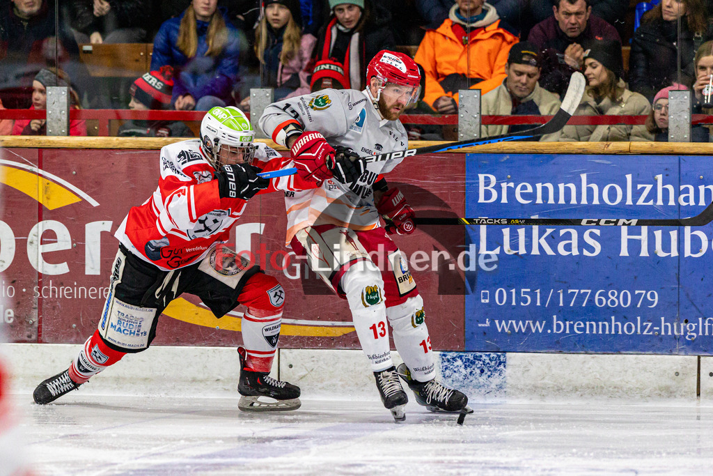 Halbfinale Spiel 3 TSV Peißenberg Miners vs TEV Miesbach | Eishockey Bayernliga Playoffs 2023/2024, Halbfinale Spiel 3 TSV Peißenberg Miners vs TEV Miesbach, 20240315,
Duell zwischen Christian NEUERT (TEV 13) und Denis DEGENSTEIN (Miners 28),
2024-03-15 in Peißenberg (Eisstadion)
13 Christian NEUERT (TEV 13), 28 Denis DEGENSTEIN (Miners 28)
Copyright: WolfgangxLindner foto-lindner.de