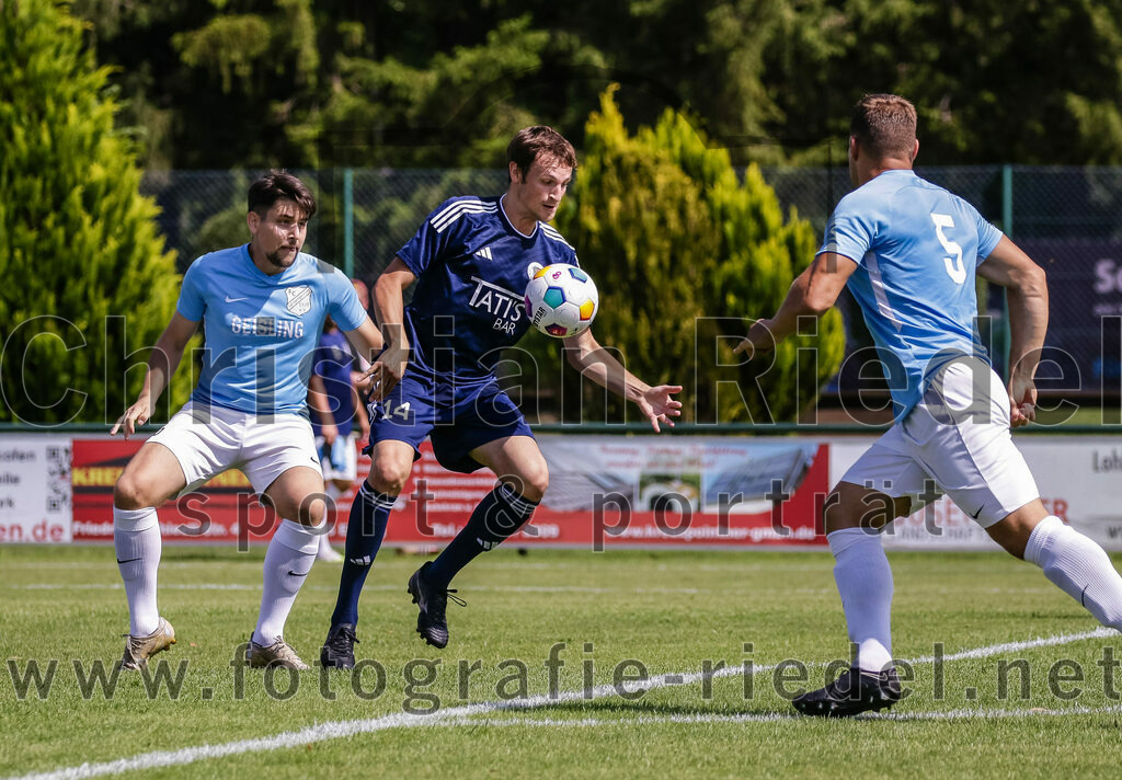 2023-08-26_017_FC_Langengeisling_gegen_TuS_Raubling | Erding, Deutschland, 26.08.2023:
Fußball, Bezirksliga Oberbayern Ost 2023 / 2024, 6. Spieltag, FC Langengeisling gegen TuS Raubling, Endergebnis: 2:0

Maximilian Maier (FC Langengeisling, #10), Lukas Schöffel (TuS Raubling, #14), Andreas Buchberger (FC Langengeisling, #5)

Foto: Christian Riedel / fotografie-riedel.net
