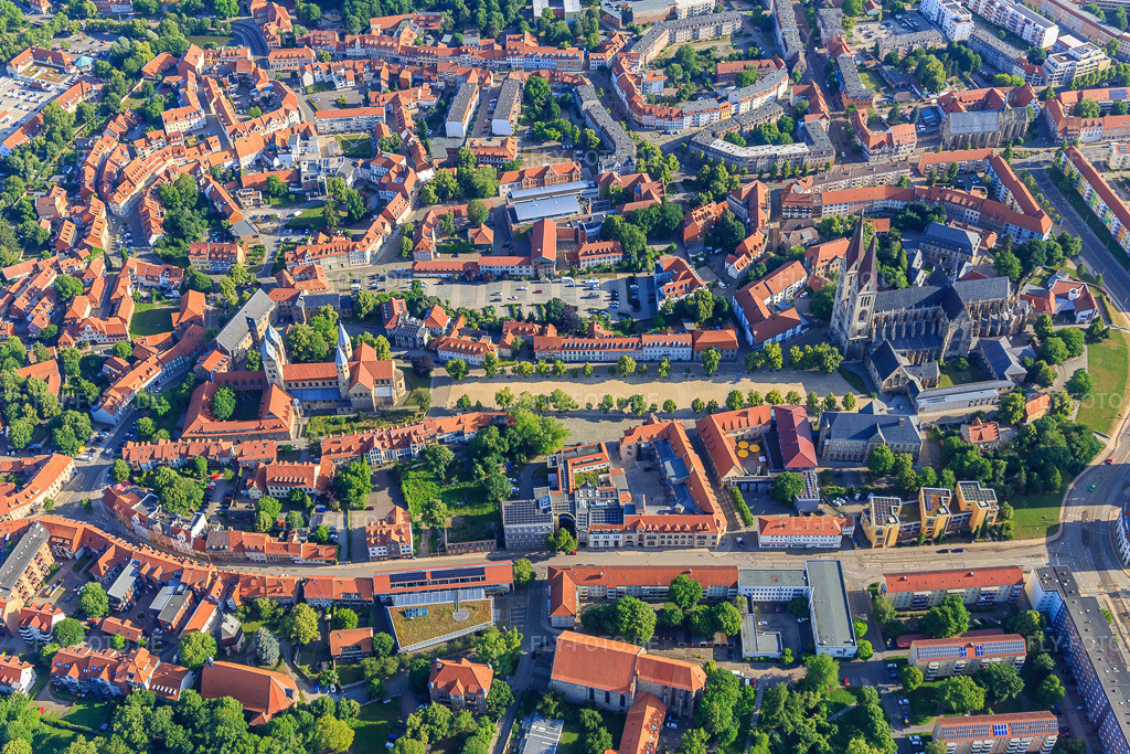 Luftbild: Domplatz mit Dom und Domschatz Halberstadt und Liebfrauenkirche (Ev.-reformierte Gemeinde) im Ortsteil Diocese Halberstadt in Halberstadt im Bundesland Sachsen-Anhalt in Deutschland. – Foto: IMG_148233.jpg vom 14.06.2025 durch Werner Riehm/FLY-FOTO.de – Auflösung des Originals: 5472 x 3648 px – Reformierter Kirchenkreis der EKM | Liebfrauengemeinde Halberstadt – Dom und Domschatz - Kulturstiftung Sachsen-Anhalt