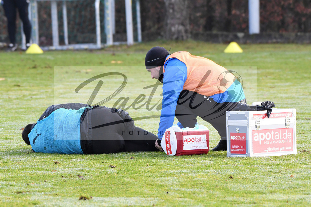 20200126_TRAOSN_0016 | Fußball, Herren: Marcos Alvarez (VfL Osnabrück) wird behandelt beim Training des VfL Osnabrück am 26.01.2020 im Sportpark Illoshöhe in Osnabrück, Deutschland.(Foto von Nico Paetzel) - Realisiert mit Pictrs.com