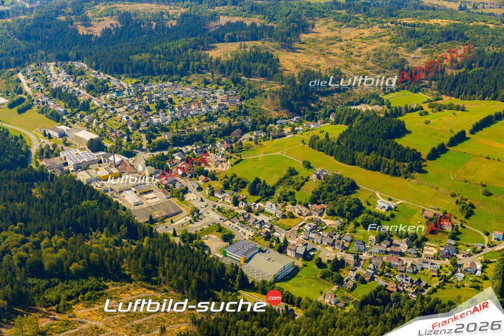 Kleintettau Tettau Bild- Das Luftbild wurde 2025 vom UL-Flugzeug heraus erstellt ( keine Drohne bzw. Drohnenaufnahme ) - Hochauflösende Luftaufnahme -Nicht vergleichbar mit Google Maps oder Satelittenbilder- Die Geschenkidee !Mit Lizenz und Bildrechte bestellbar - CC