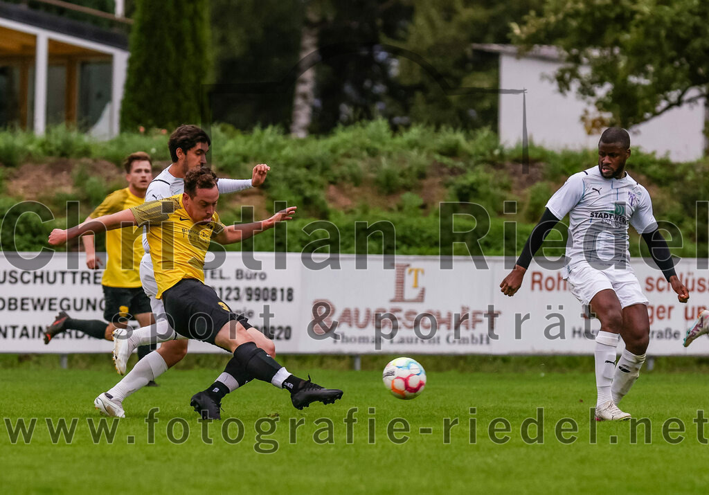 2023-08-09_057_FC_Moosinning_II_gegen_SpVgg_Altenerding | Moosinning, Deutschland, 09.08.2023:
Fußball, Kreisliga 2023 / 2024, 3. Spieltag, FC Moosinning II gegen SpVgg Altenerding, Endergebnis: 1:1

Pedro Flores (SpVgg Altenerding, #6), Alexander Hofmeister (FC Moosinning, #11), Ridwan Bello (SpVgg Altenerding, #5)

Foto: Christian Riedel / fotografie-riedel.net