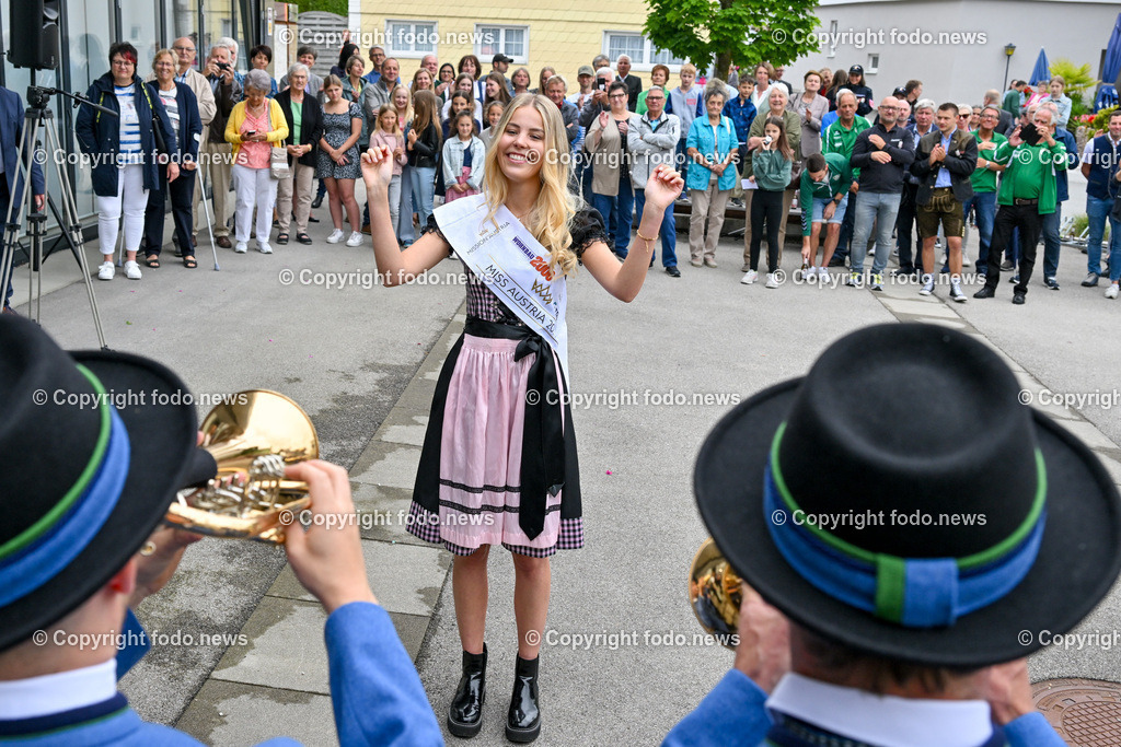 Hohenzell_ Empfang Miss Austria 2023_ Valentina Bleckenwegner_ 02.07.2023-19 | 02.07.2023, Hohenzell, AUT, Empfang Miss Austria 2023, Valentina Bleckenwegner, im Bild Valentina dirigiert die Musikkapelle Hohenzell
