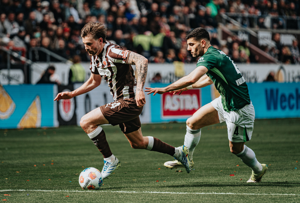 FCSP_YD-01754 | Der offizielle Shop für FC St. Pauli Fotos. Wähle aus Spielszenen & Fanmomenten dein FCSP Wunschformat. Wir liefern Millerntor-Atmosphäre.