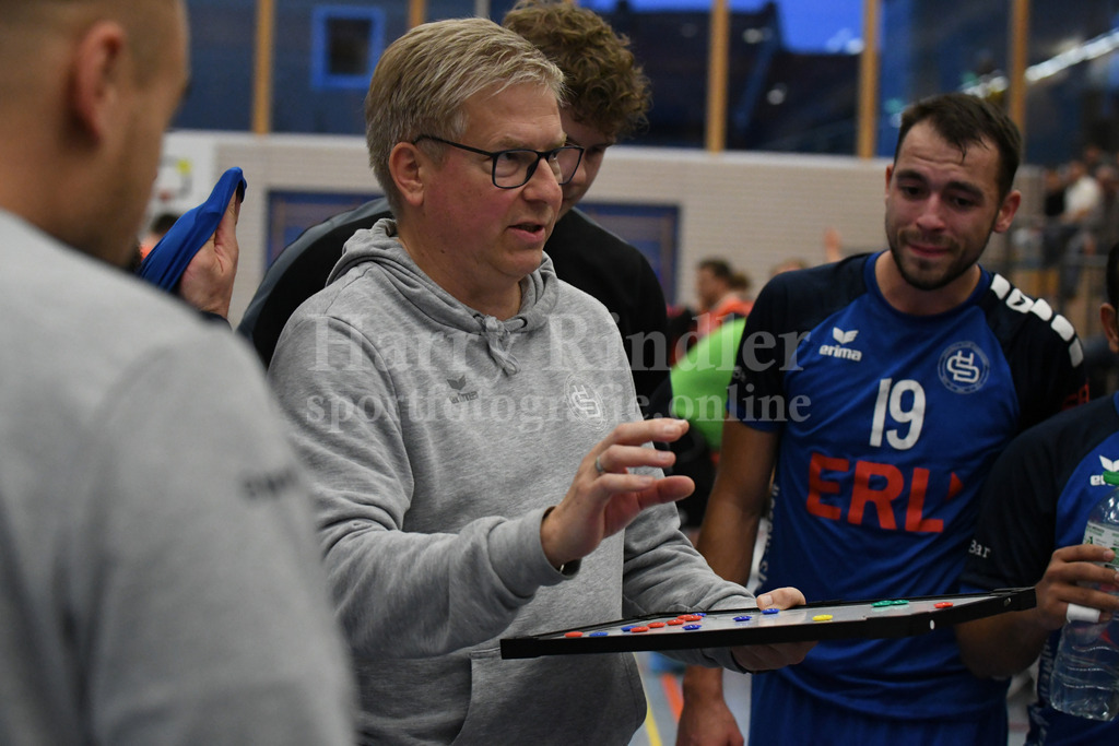 HC Deggendorf : SG Moosburg | HC Deggendorf : SG MoosburgKai-Uwe Herrlich (Trainer HC Deggendorf) - Realisiert mit Pictrs.com