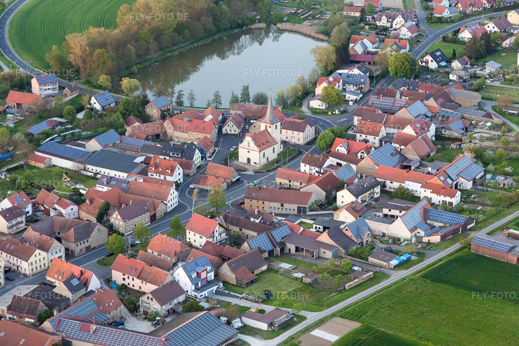 Luftbild: See- Uferbereichen des Vögniter Sees im Ortsteil Mönchstockheim in Sulzheim im Bundesland Bayern in Deutschland. Foto: IMG_088136.jpg vom 06.05.2016 durch Werner Riehm/FLY-FOTO.de