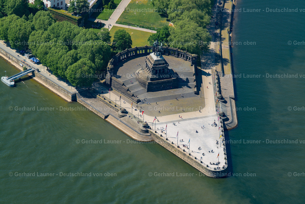 3800322 | Das Kaiser-Wilhelm-Denkmal am Deutschen Eck in Koblenz wurde in den Jahren 1895 bis 1897 von Bruno Schmitz und Emil Hundrieser im Monumentalstil errichtet. Das Reiterstandbild vor einer Kolonnade stellt den ersten Deutschen Kaiser Wilhelm I. in Begleitung einer Viktoriafigur dar