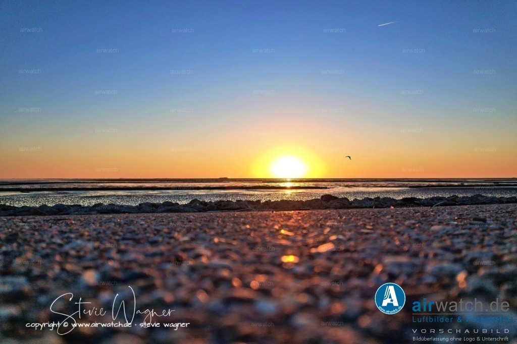 Nordsee, Nordfriesland, Beltringharderkoog, Luettmoorsee, Holmer Siel, Landgewinnung, Küstenschutz | Landgewinnung & Küstenschutz in Nordfriesland - Heute ist Nordstrand eine Halbinsel mit einer Fläche von etwa 45 km², die durch die Landgewinnung und die Küstenschutzmaßnahmen stabilisiert wurde. Die Region wird weiterhin durch die Nordsee und die Wattlandschaft geprägt und bietet eine einzigartige Kombination aus Natur, Geschichte und Kultur.