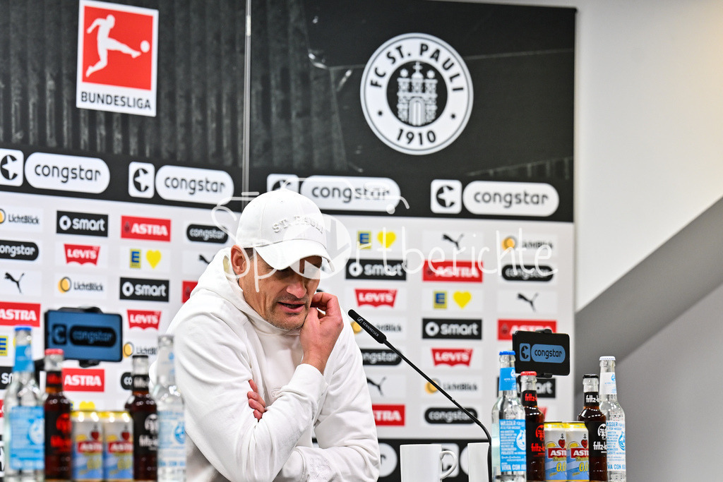 FC St. Pauli - FC Bayern München | sT. PAULI, DEUTSCHLAND - 11. APRIL: im Bild Alexander BLESSIN Trainer FC St. Pauli auf der Pressekonferenz / Einzelfoto / Freisteller nach dem Bundesligamatch zwischen dem FC St. Pauli und dem FC Bayern München am 29. Spieltag im Millerntor Stadion / DFL REGULATIONS PROHIBIT ANY USE OF PHOTOGRAPHS AS IMAGE SEQUENCES AND/OR QUASI-VIDEO
