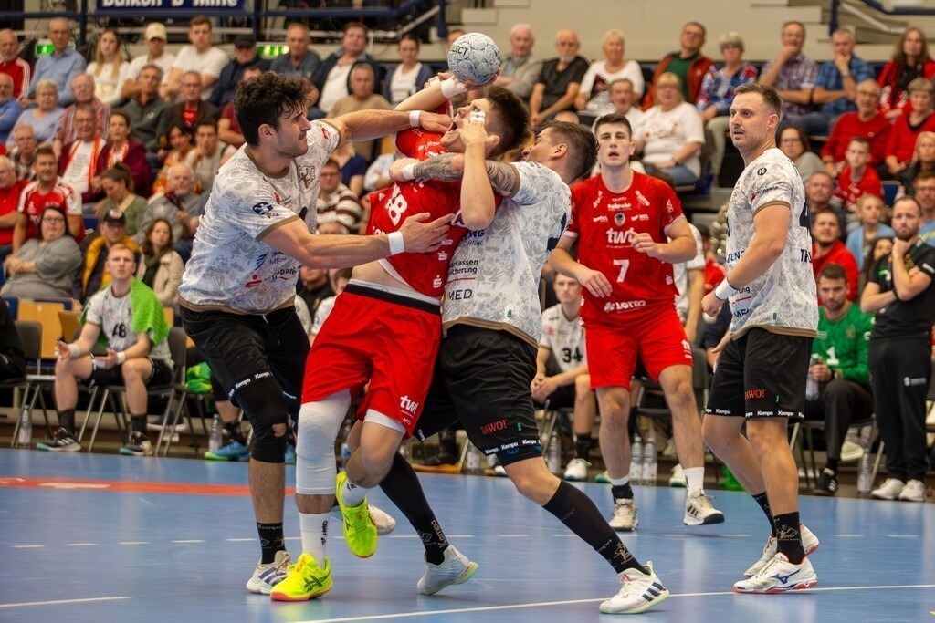 11.09.2024, 2. HBL (Handball-Bundesliga), 7. Spieltag (vorgezogenes Spiel): Eulen Ludwigshafen gegen HC Elbflorenz 2006. Bild: Magnus Grupe (18, Ludwigshafen) wird von Doruk Pehlivan und Oliver Seidler (11, 25, Elbflorenz) in die Mangel genommen | 11.09.2024, 2. HBL (Handball-Bundesliga), 7. Spieltag (vorgezogenes Spiel): Eulen Ludwigshafen gegen HC Elbflorenz 2006. Bild: Magnus Grupe (18, Ludwigshafen) wird von Doruk Pehlivan und Oliver Seidler (11, 25, Elbflorenz) in die Mangel genommen - Realisiert mit Pictrs.com